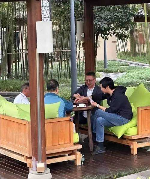 跑得快三个人每人有多少张牌