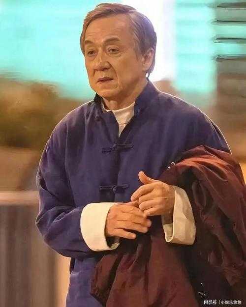 71岁成龙断崖式衰老引热议，从动作之王到时光痕迹