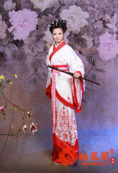 深衣特点：含蓄端庄的古典服饰之美